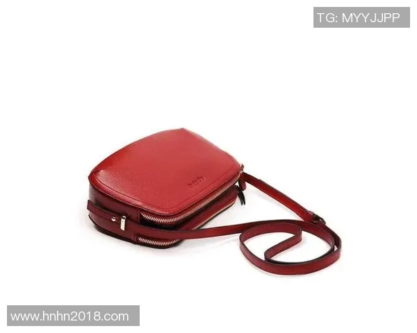 足球明星手提包背后的秘密：实用性与时尚感的完美结合